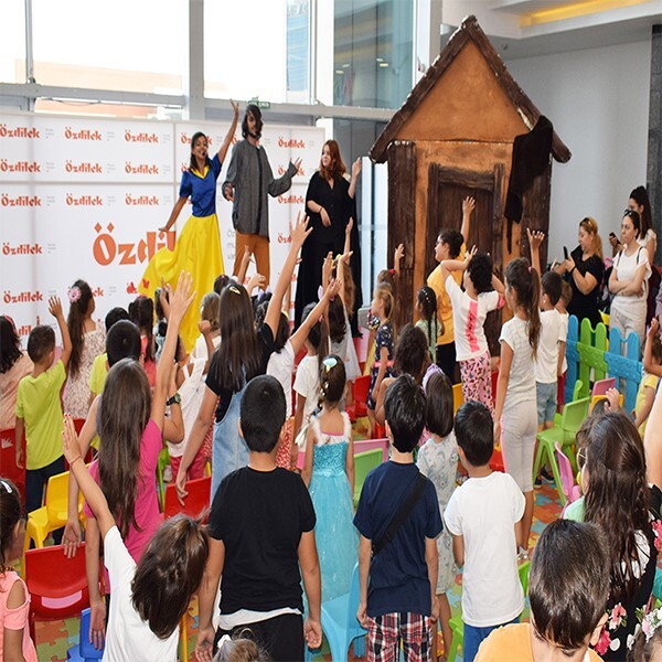 Pamuk Prenses Tiyatrosu Özdilek Eskişehir'de Çocuklarla Buluştu