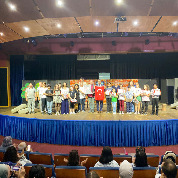 Özdilek İzmir’de Drama Öğrencilerinin Eğlenceli Tiyatro Gösterisi