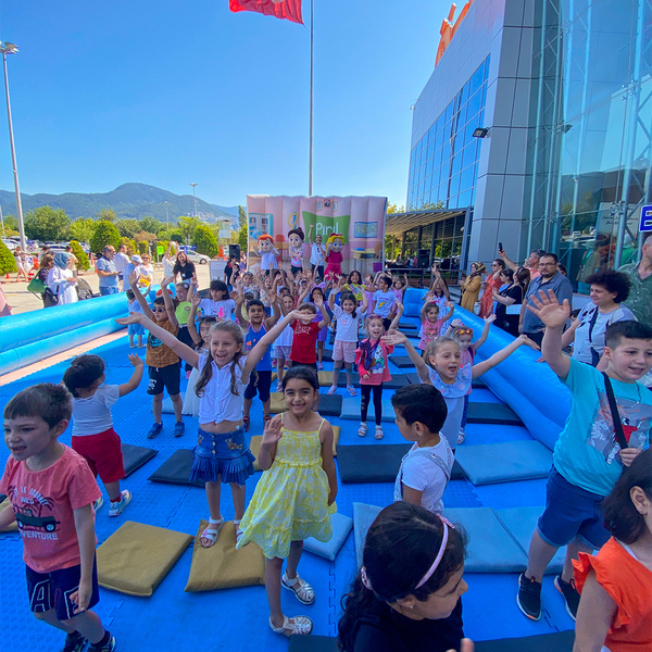 Bayramda Çocuklar Özdilek İzmir'de Pırıl ve Arkadaşlarıyla Buluştu
